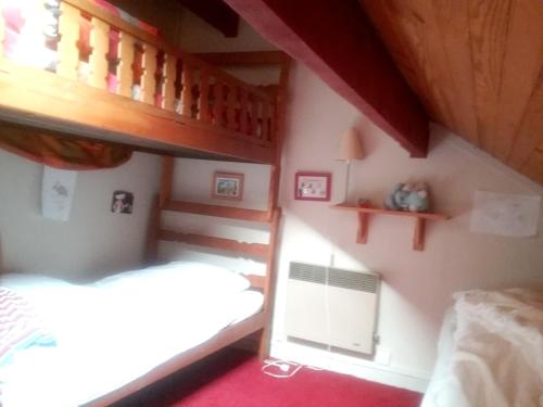 阿克斯莱泰尔姆Chalet de 4 chambres avec jardin amenage a Ax les Thermes a 1 km des pistes的一间带两张双层床的卧室和楼梯