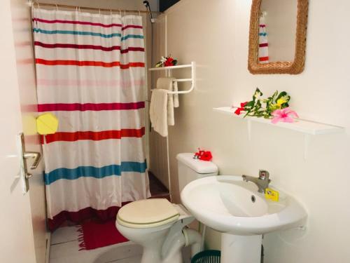 法勒HUAHINE - Bungalow Pitate的浴室配有白色卫生间和盥洗盆。