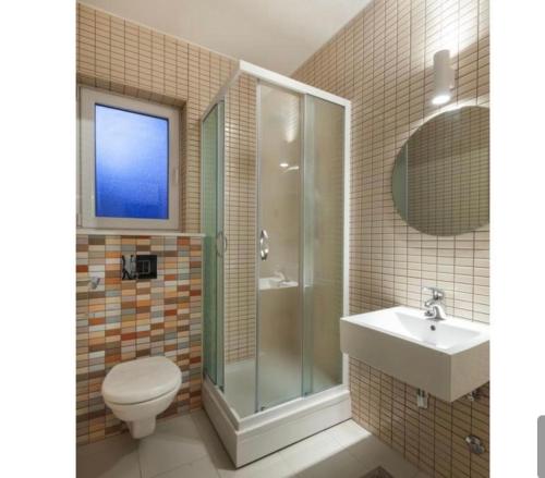 布雷拉Villa Ima的浴室配有卫生间、淋浴和盥洗盆。