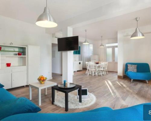 布雷拉Villa Ima的客厅配有蓝色的沙发和桌子