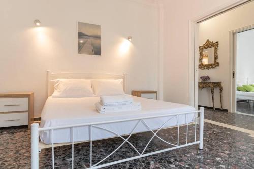 萨摩斯Modern apartment 1 minute from Remataki beach的白色的床、白色床单和枕头