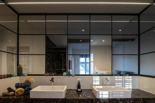 兹瓦尔姆Hofstede Ter Biest的一间带两个盥洗盆和大镜子的浴室