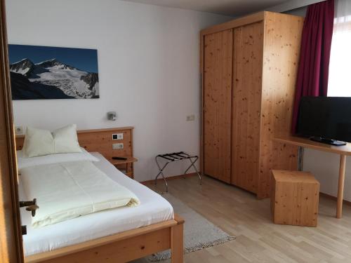 维尔德科格尔山麓布兰贝格克里斯托尔宾馆的一间卧室配有一张床和一台电视