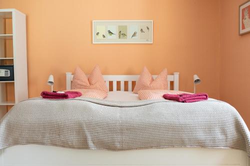 因斯布鲁克Absteige Innsbruck- Zentrale Ferienapartments的卧室配有一张带格子毯子的白色床