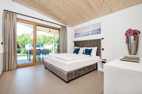 沃尔特湖畔韦尔登Privates Ferienhaus Velden 24 Home的一间卧室设有一张床和一个阳台