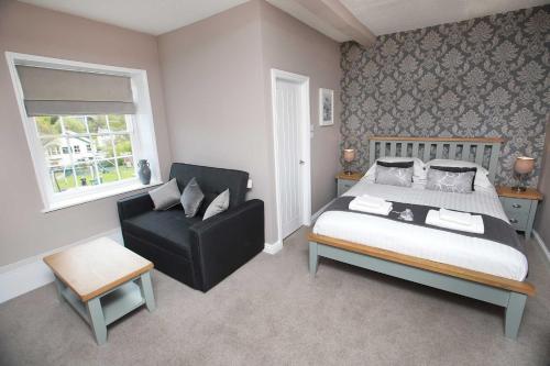 Llansantffraid Glyn Ceiriog格林谷酒店的一间卧室配有一张床和一把椅子