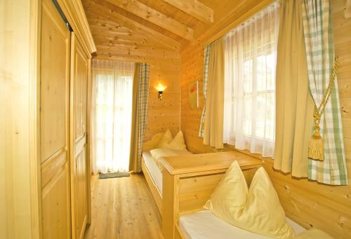 库哈台Alpenchalets - Obholzer的小木屋内带两张床的房间