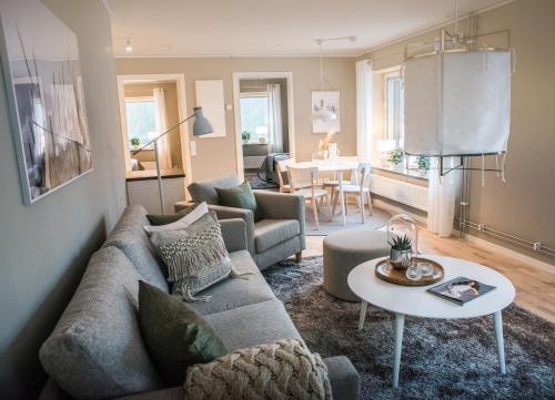 林雪平Sky Hotel Apartments Valla Berså的客厅配有沙发和桌子