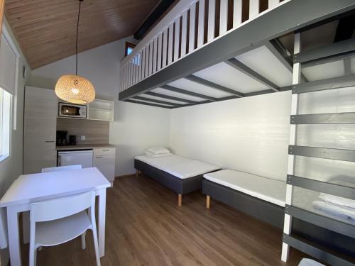 伊特里Yyteri Camping Cottages的小房间设有一张床和一张桌子