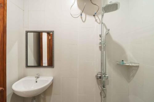明古鲁省RedDoorz @ Hotel Copacobana Bengkulu的白色的浴室设有水槽和淋浴。
