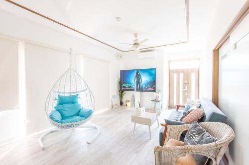 白滨West Coast Villa Shirahama的客厅配有秋千和沙发