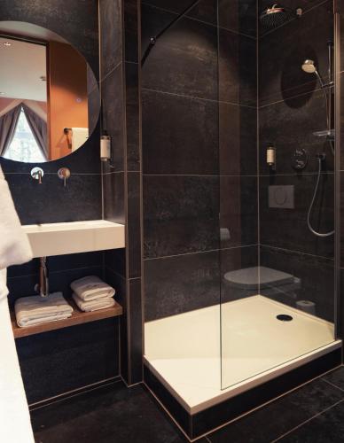 JodoigneLa Villa du Hautsart的带淋浴的浴室和玻璃门