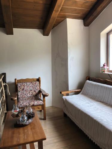 PoliánaPoliani Village的一间卧室配有一张床、一把椅子和一张桌子