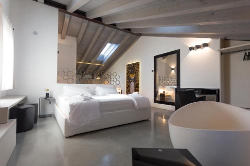 明乔河畔蓬蒂Agriturismo Redó的白色卧室配有白色的床和书桌