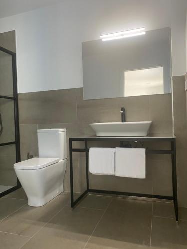 梅利德A Casa do Lado的一间带卫生间和水槽的浴室