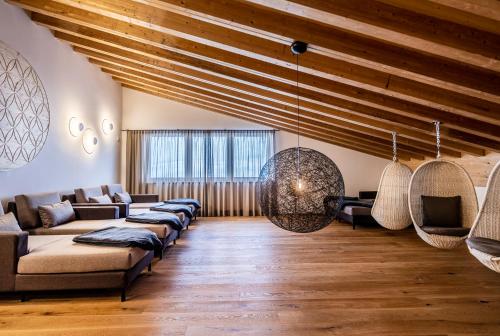 达米尔斯达穆尔森霍夫酒店 - 健康及Spa中心的带沙发和木制天花板的客厅
