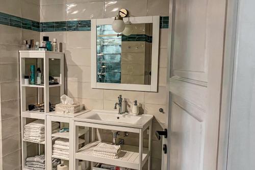 泽勒兹纳·鲁达JAVOR - Rezidence & Wellness的白色的浴室设有水槽和镜子