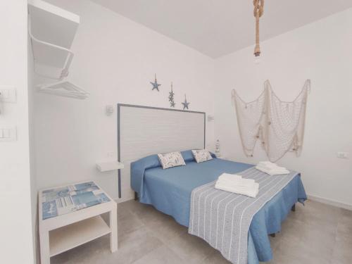 维耶斯泰A Casa di Rosanna的一间卧室配有一张蓝色的床和一张桌子