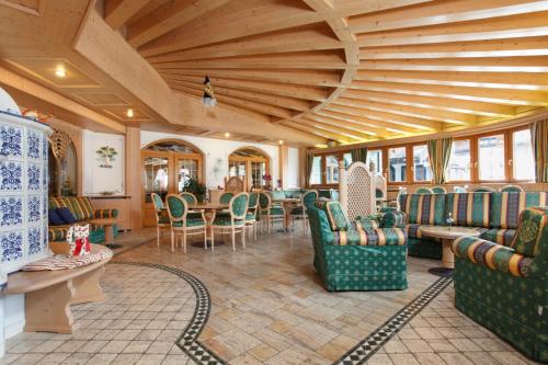 帕苏德尔托纳莱加德尼亚酒店的一间房间,配有椅子和桌子