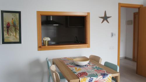 多列毛利诺斯Apartamentos Calma Rentals的一间带桌子和镜子的用餐室