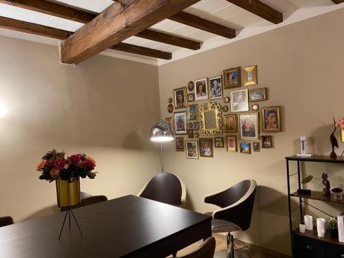 帕尔马Appartamento Frida的用餐室配有桌椅和墙上的照片