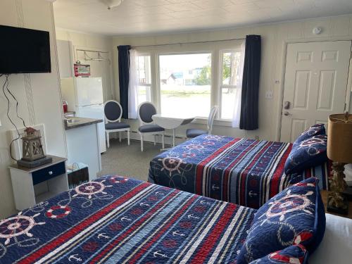 Carp LakePure Paradise Resort的一间带两张床的卧室和一间带窗户的厨房