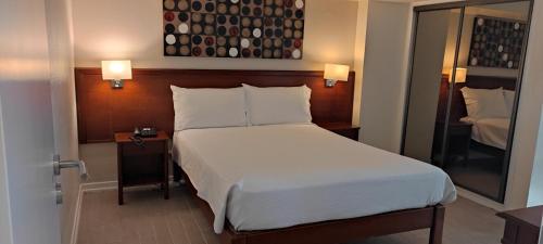 埃斯托利尔Hotel Sao Mamede的卧室配有一张白色大床和镜子
