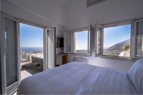 Éxo GoniáDeep Earth Villas的一间卧室设有一张床和美景窗户。