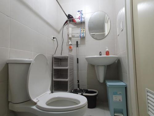 马尼拉Mint Homes in Jazz Residences Tower B的一间带卫生间和水槽的小浴室