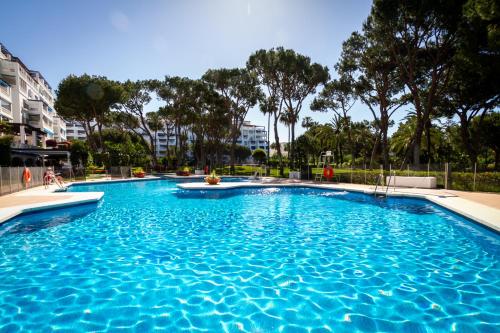 马贝拉MARBELLA BANUS SUITES - Bird Of Paradise Playas del Duque Banús Suite Apartment的蓝色海水大型游泳池