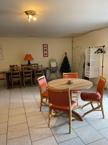 Lentla ferme de Martine的客厅配有桌椅