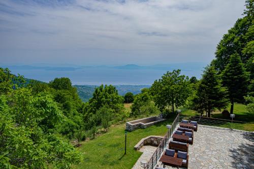 哈尼亚Manthos Mountain Resort & Spa的一组椅子坐在屋顶上