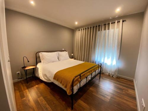 法蒂玛Fátima Host 3AP6的一间卧室设有一张大床和一个窗户。