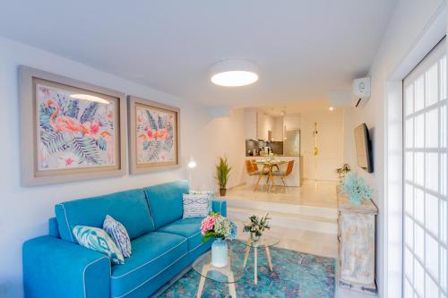 马贝拉MARBELLA BANUS SUITES - Iris Tropical Garden Banús Suite Apartment的客厅里一张蓝色的沙发