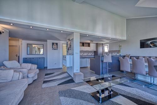蒂瓦特鲁西奇公寓的客厅配有沙发和桌子