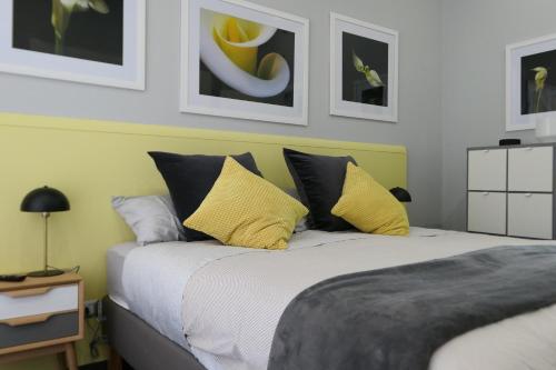 卡塔尼亚Casa Consoli的一间卧室配有两张带黄色和黑色枕头的床