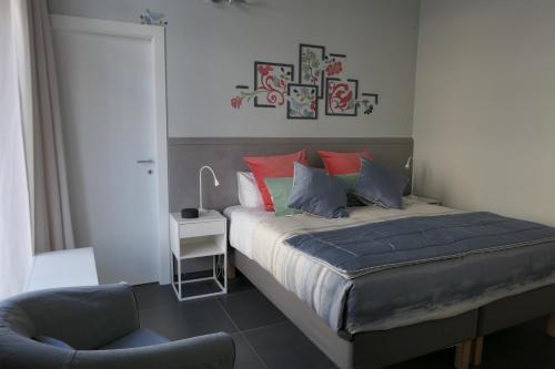 卡塔尼亚Casa Consoli的一间卧室配有一张床和一把椅子
