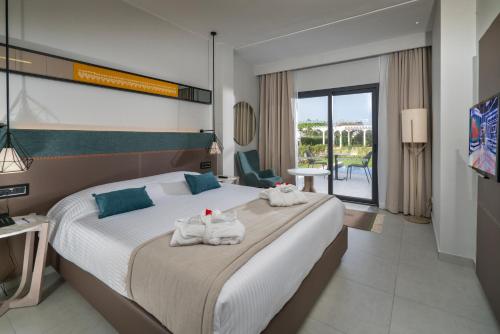 哈马马特The Mirage Resort & SPA的酒店客房,配有带毛巾的床