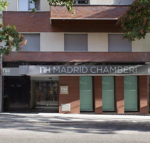 马德里NH马德里贝里酒店的带有读取h击球室标志的建筑物