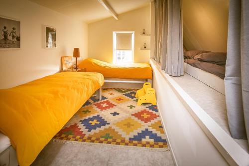 MoorveldVakantiewoning Cha Nostra的一间带两张床的卧室和地毯