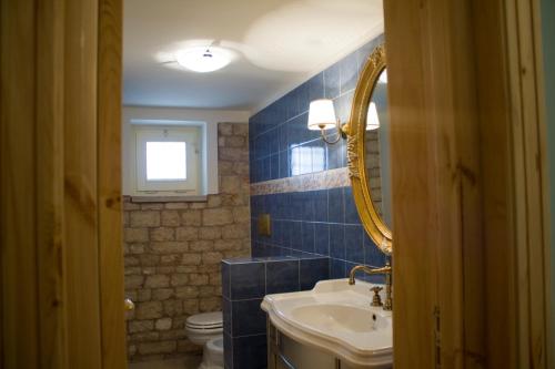 卡萨诺德莱穆尔杰Casarosa B&B de Charme的一间带水槽、卫生间和镜子的浴室