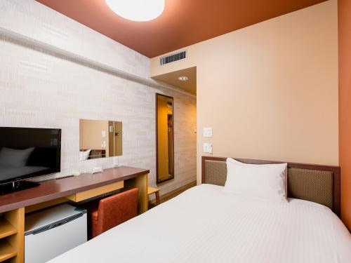 千岁千岁永安国际酒店的配有一张床和一张书桌的酒店客房