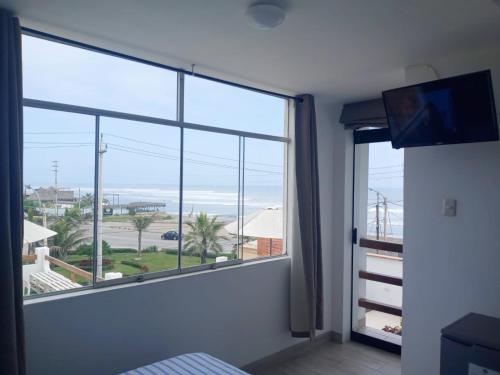 万查科Hospedaje Nuna - Playa Huanchaco的客房设有海景大窗户。