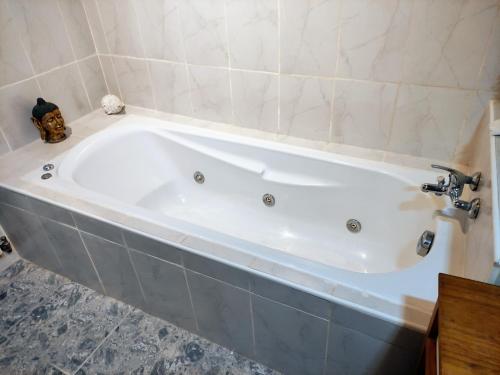 孔佩塔Venta Real 12v的浴室设有白色浴缸。