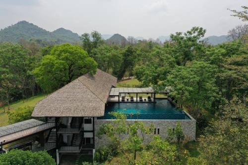 PhayayenRain Tree Residence Hotel的享有带游泳池的房屋的空中景致