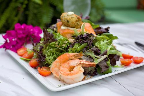 韦科英迪格韦科酒店的桌上有一盘沙拉,上面有虾和蔬菜