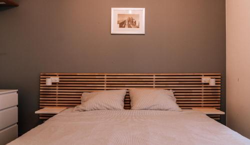 布兰肯贝赫Casa MaTi的一间卧室配有一张大床和两个枕头