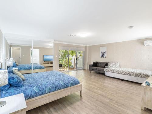 萨拉曼德湾Dolphin Lagoon Luxury Escape的大房间设有两张床和一张沙发