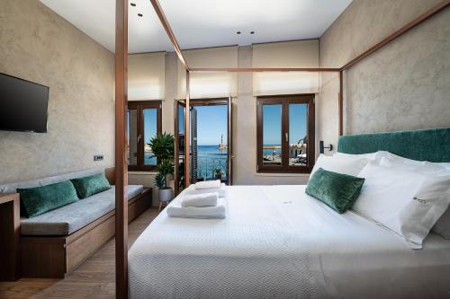 干尼亚Anassa Chania Boutique Hotel的一间卧室设有一张床,享有海景