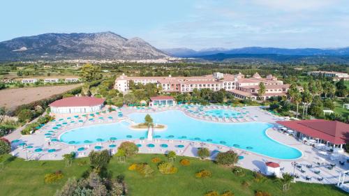 奥罗塞伊马里纳海滩俱乐部酒店的享有带大型游泳池的度假村的空中景致